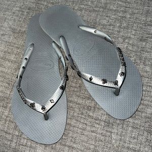 Grey havaianas with card symbols! Size 7